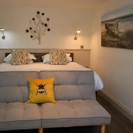 Tudor Lodge Bed & Breakfast-2