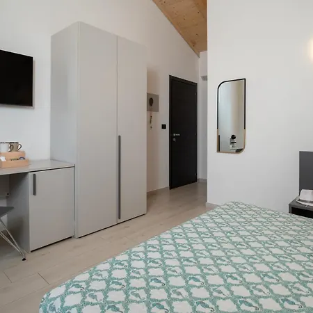 Theodore Rooms-2