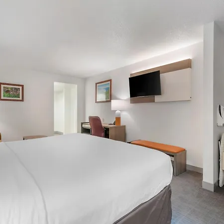 Comfort Inn & Suites Lake George-2