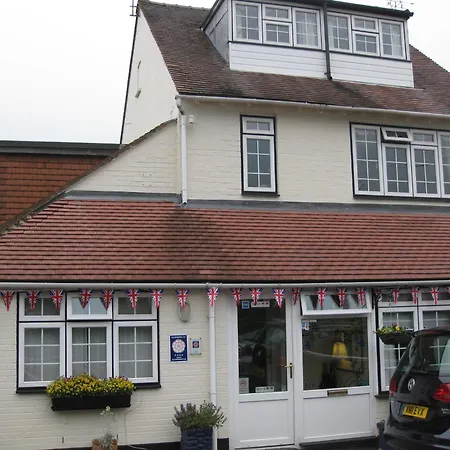 Penryn Guest House, Ensuite Rooms, Free Parking And Free Wifi-3