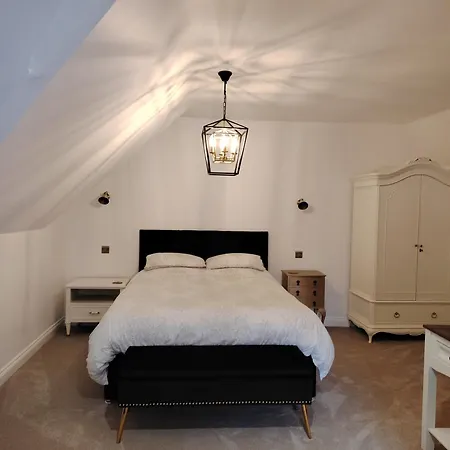 Linroy Guest House-2