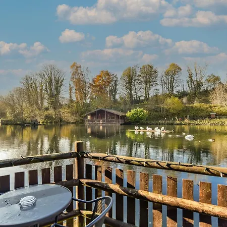 Herons Lake Retreat Hot Tub Lodges-2