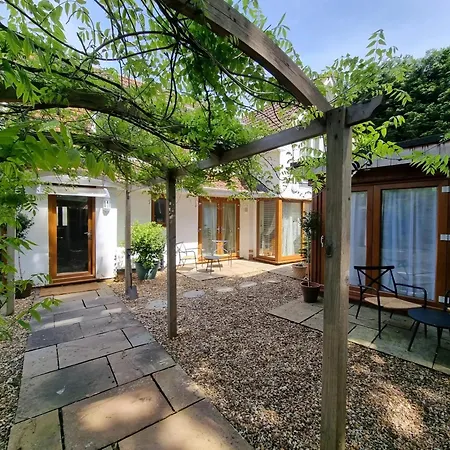 Oak Tree Rooms Ltd-2
