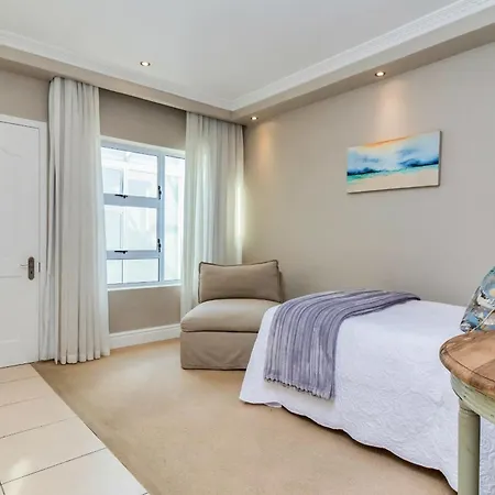 Hermanus Beachfront Lodge-2