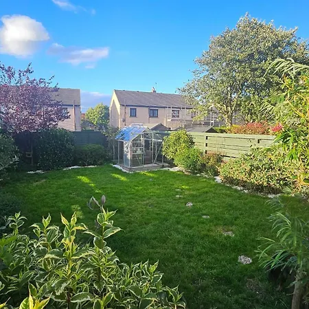 Cozy 3 Bedroom House Near Ari And City Centre, Ab16, Wifi, Parking, Netflix, Pet - Friendly-2