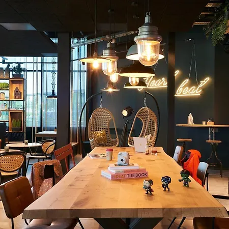 Moxy Amsterdam Schiphol Airport-3