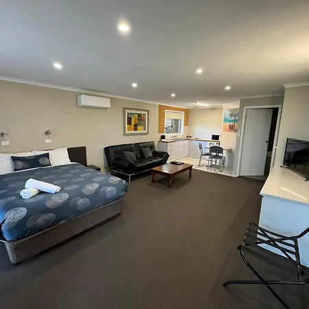 Blue Whale Motor Inn & Apartments-2