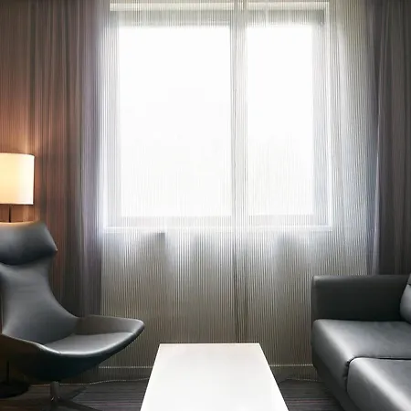 Moxy Edinburgh Airport-3
