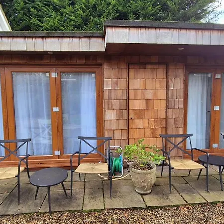 Oak Tree Rooms Ltd-3