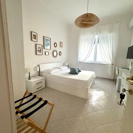 A Due Passi dal Mare B&B-3