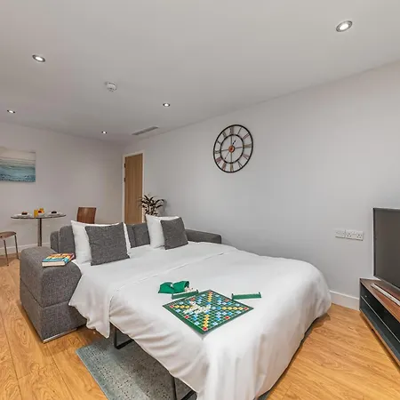 Hq Aparthotel Farnborough-3