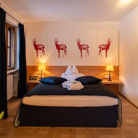 Hinterwies – Ski In / Lodge / Dine-2