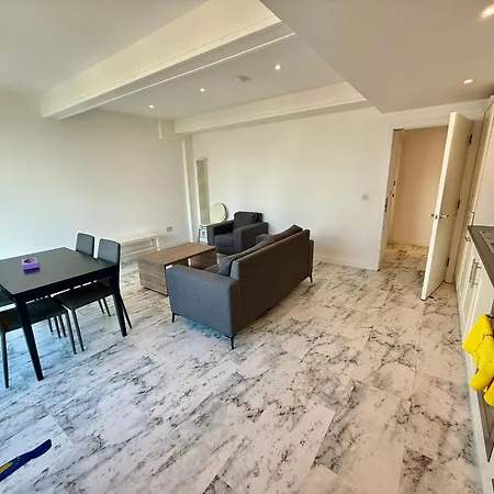 Deluxe Entire Apartment With 2X Bedrooms, 2X Bathrooms And A Big Living Room In The Olympic Park And Westfield At Stratford-3
