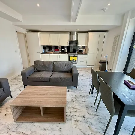 Deluxe Entire Apartment With 2X Bedrooms, 2X Bathrooms And A Big Living Room In The Olympic Park And Westfield At Stratford-2