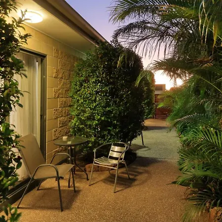 Emerald Gardens Motel & Apartments-3