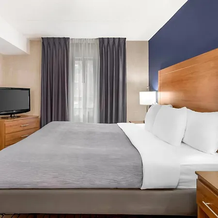Quality Suites Whitby-2