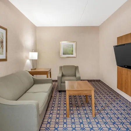 Quality Suites Whitby-3