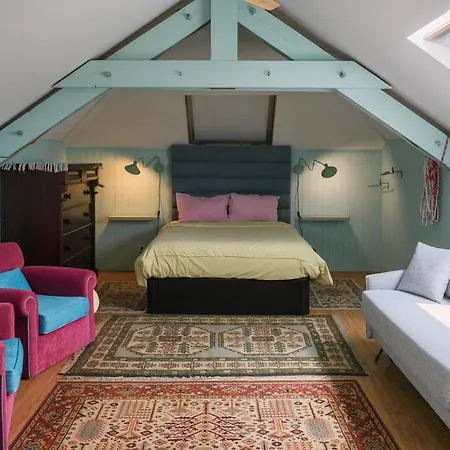 Vintage Balcony Guesthouse & Suites-3