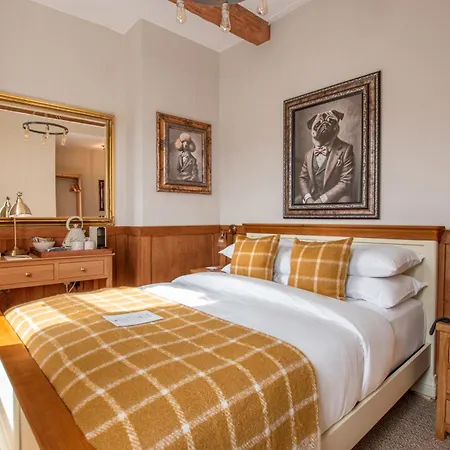 The Old Farmhouse Pub And Rooms-3