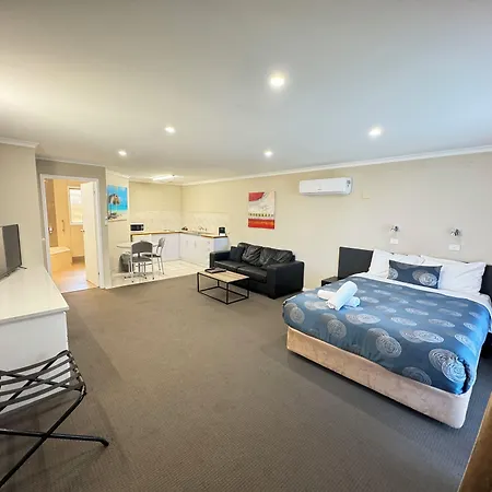 Blue Whale Motor Inn & Apartments-3