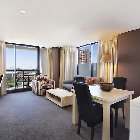 Oaks Adelaide Horizons Suites-2