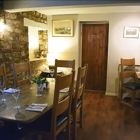 Fox And Hounds Llancarfan-2