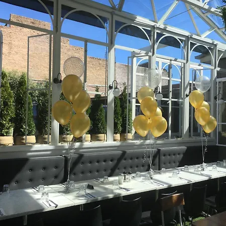 Oscars Hotel And Cafe Bar-2