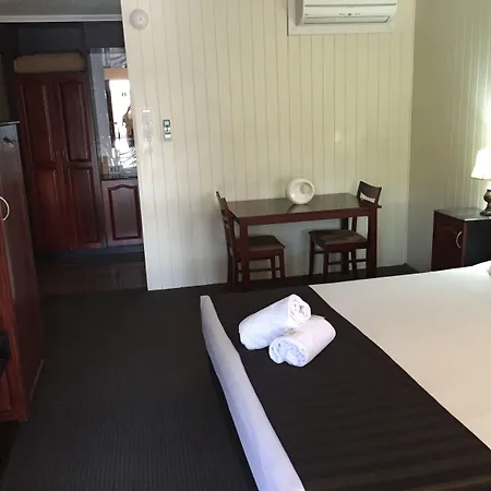 Country Plaza Motor Inn-2