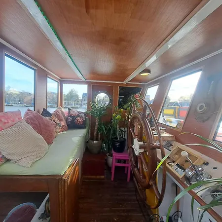 B&B Teddy Prachtig authentiek woonschip uit 1912, 15 minuten van Amsterdam-3