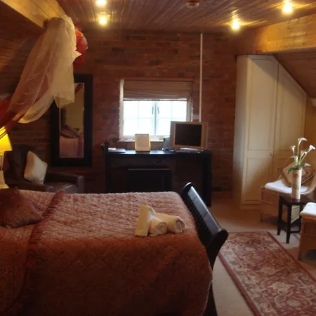 The Royal Arms Hotel Room Only-3