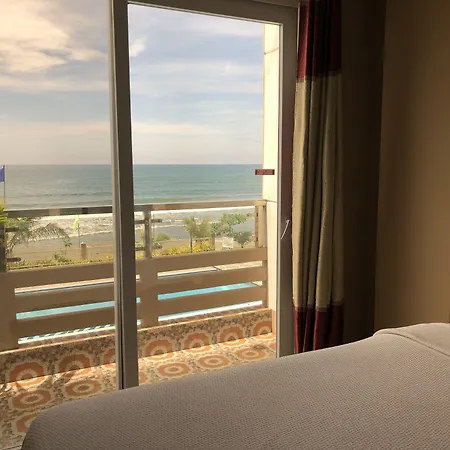 Em Royalle Hotel & Beach Resort-3