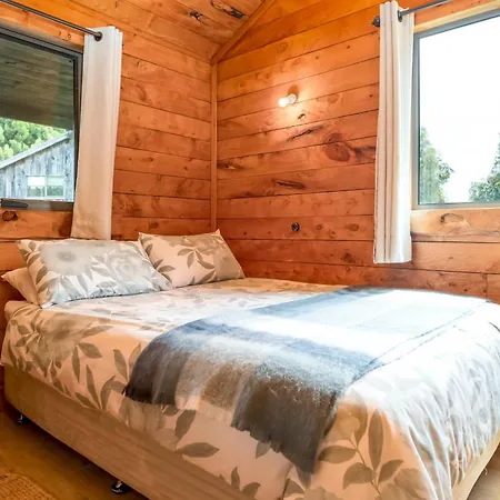 Rustic Hut Bush Retreat-2