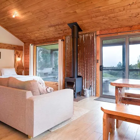 Rustic Hut Bush Retreat-3