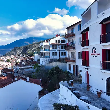 Reddoors Suites Sea View-3