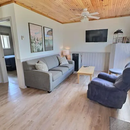 Cavendish Bosom Buddies Cottage Resort-3
