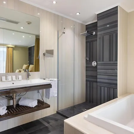 Best Western Plus Hôtel Massena Nice-3