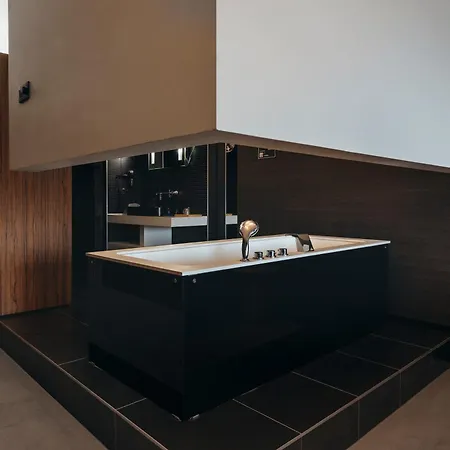 Carbon Hotel-2