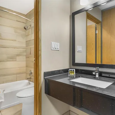 Best Western Plus Country Meadows Inn-3