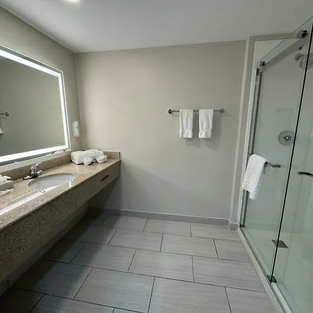 Comfort Inn & Suites Syracuse-Carrier Circle-2
