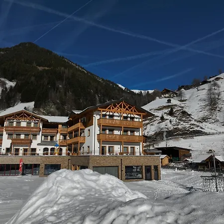 Familienhotel Oberkarteis-3