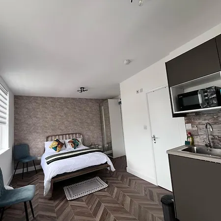 Dalston Luxe Studios, 10 Minutes Away From Liverpool Train Station-3
