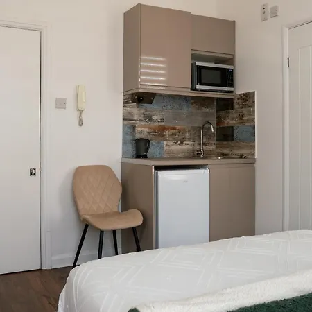 Dalston Luxe Studios, 10 Minutes Away From Liverpool Train Station-2
