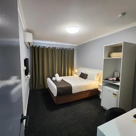 Crest Motor Inn-3