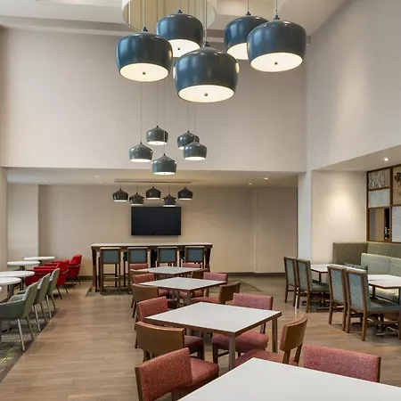 Hampton Inn & Suites Montreal-Dorval-2