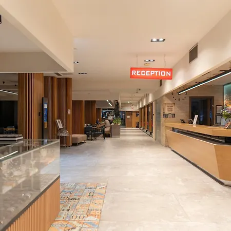 Hollywood Hotel-2