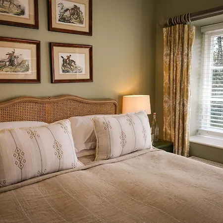 Cowdray Lodge B&B Rooms-3