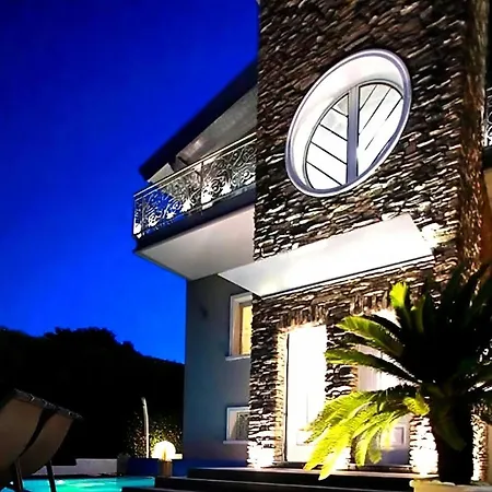 BELLAVISTA EXCLUSIVE B&B in zona centrale con piscina riscaldata-Jacuzzi vista lago LA COLAZIONE viene servita in una pasticceria rinomata ed esclusiva esterna alla struttura-3