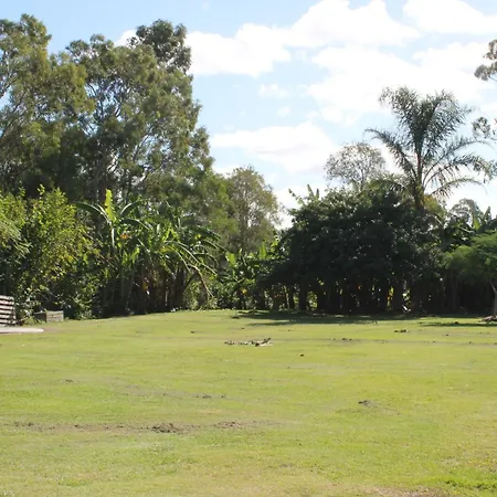 Spacious Modern Acreage Getaway- Close To Shopping Mall-3