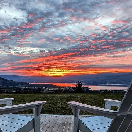 Autumn Lane B&B, Farmhouse Elegance & Stunning Lakeviews-3