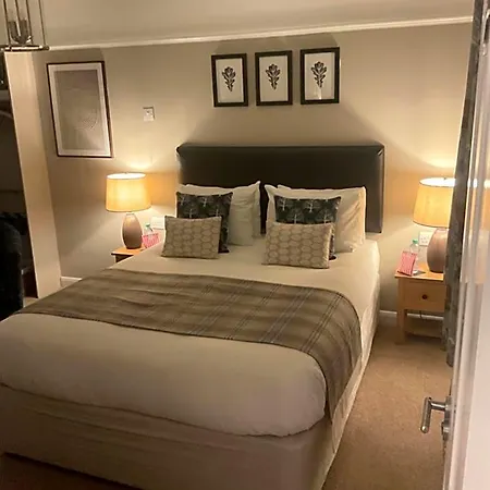Oak Tree Lodge & Holiday Parking-2